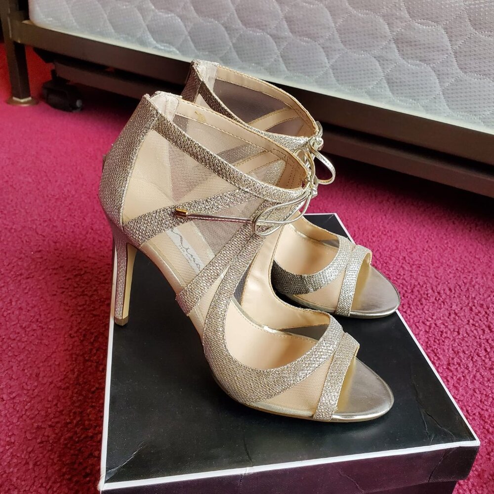 Nina Cherie Evening High Heel Sandals Size 8.5M New in Box. Silver